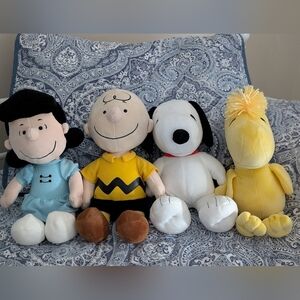 Charlie Brown Stuffed Animal Set